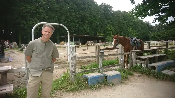 Grant - OldDogZeroTricks with horse in background